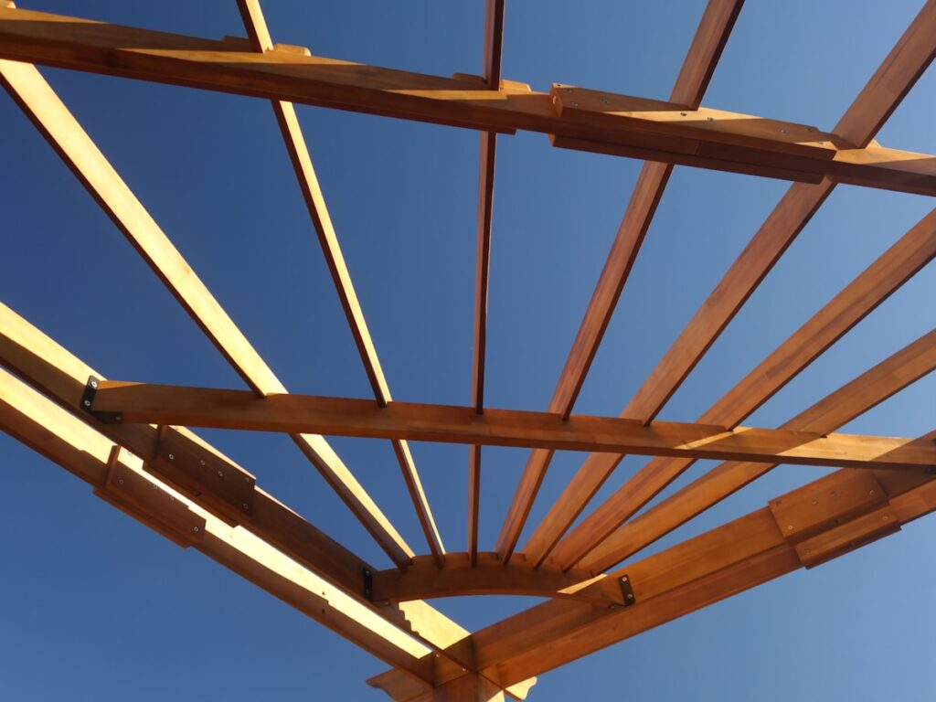 Toldo dando sombra en una terraza