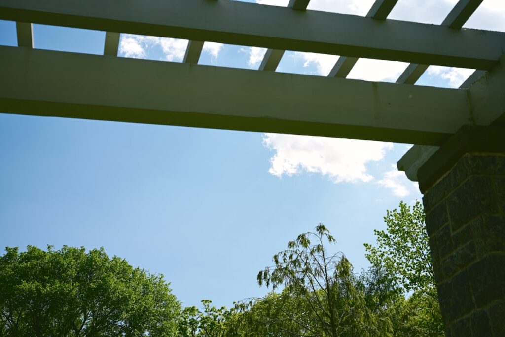 Toldo extensible en la fachada de una casa
