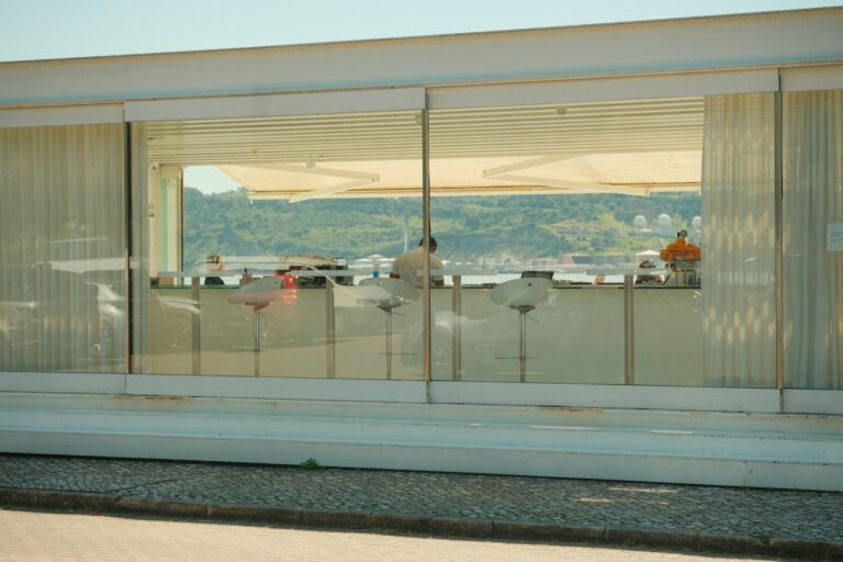 Cortinas de cristal o cerramiento de aluminio: diferencias y precios