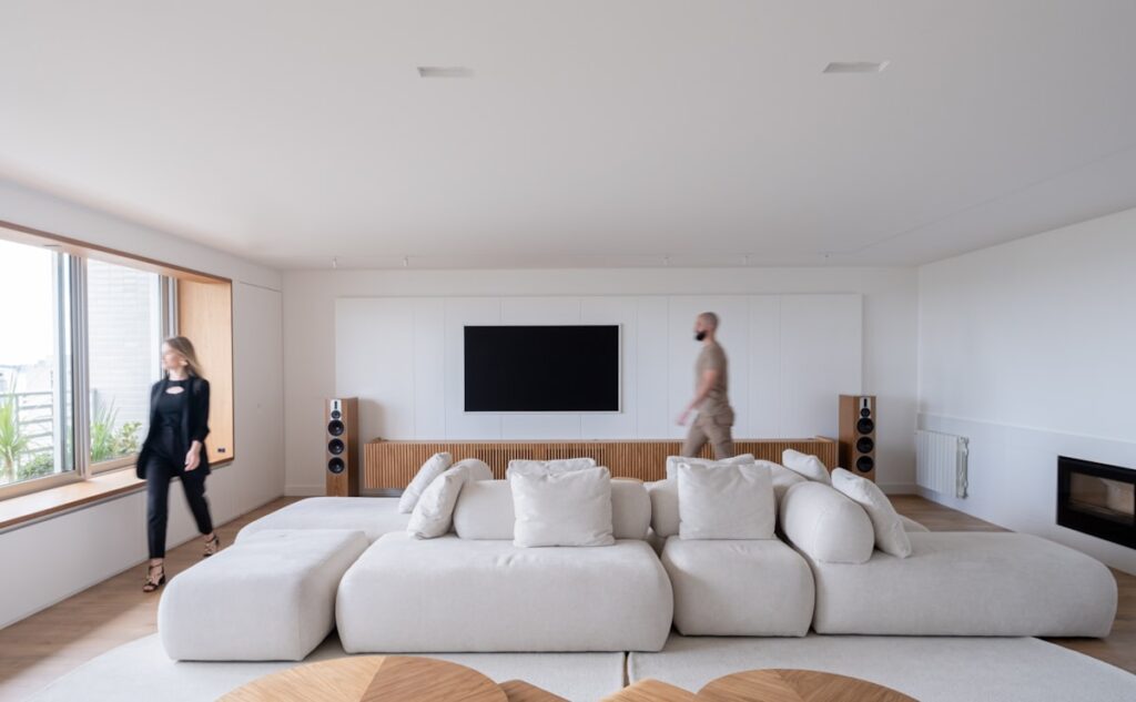 Habitación con luz natural junto a la ventana