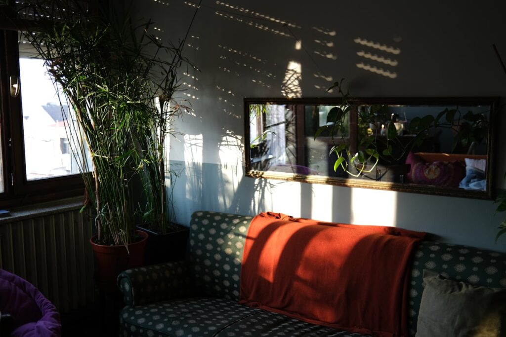 Sol atravesando una ventana con persianas