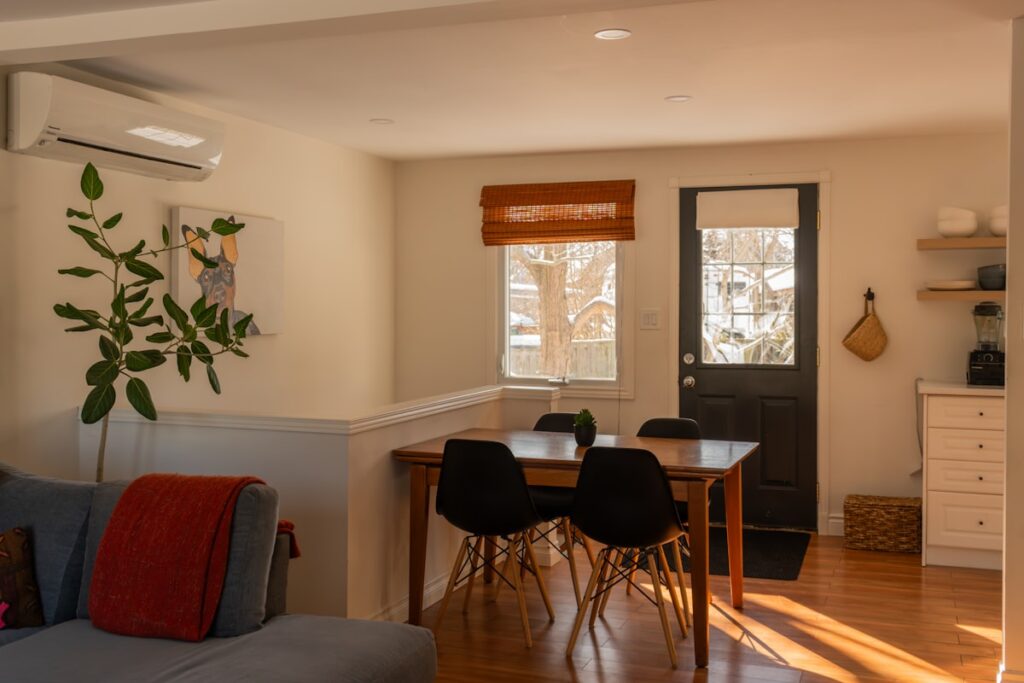 Habitación con luz natural junto a la ventana