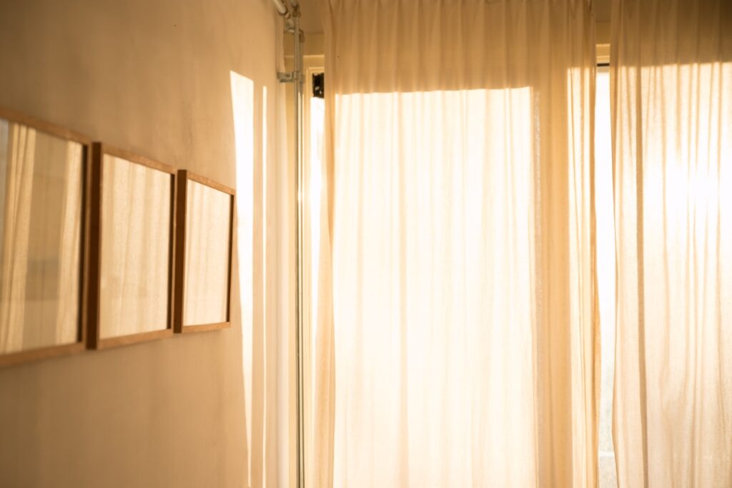 Ventana de una casa con luz de la mañana