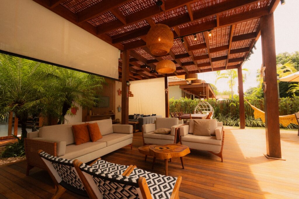 Terraza con zona de estar bajo una pérgola bioclimática