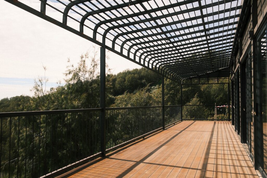 Pérgola bioclimática de aluminio sobre una terraza de madera
